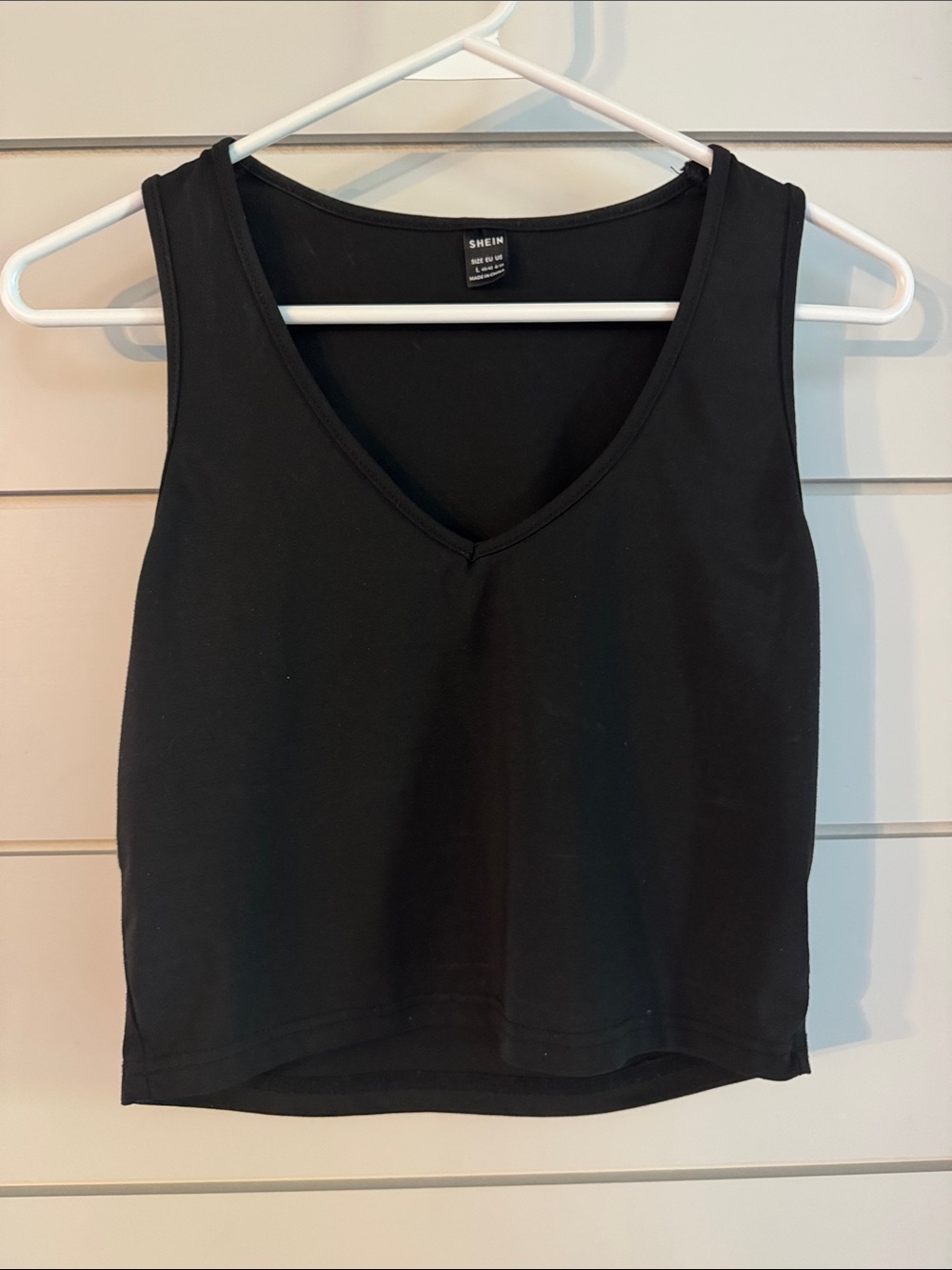 SHEIN Black V-Neck Cropped Tank Top